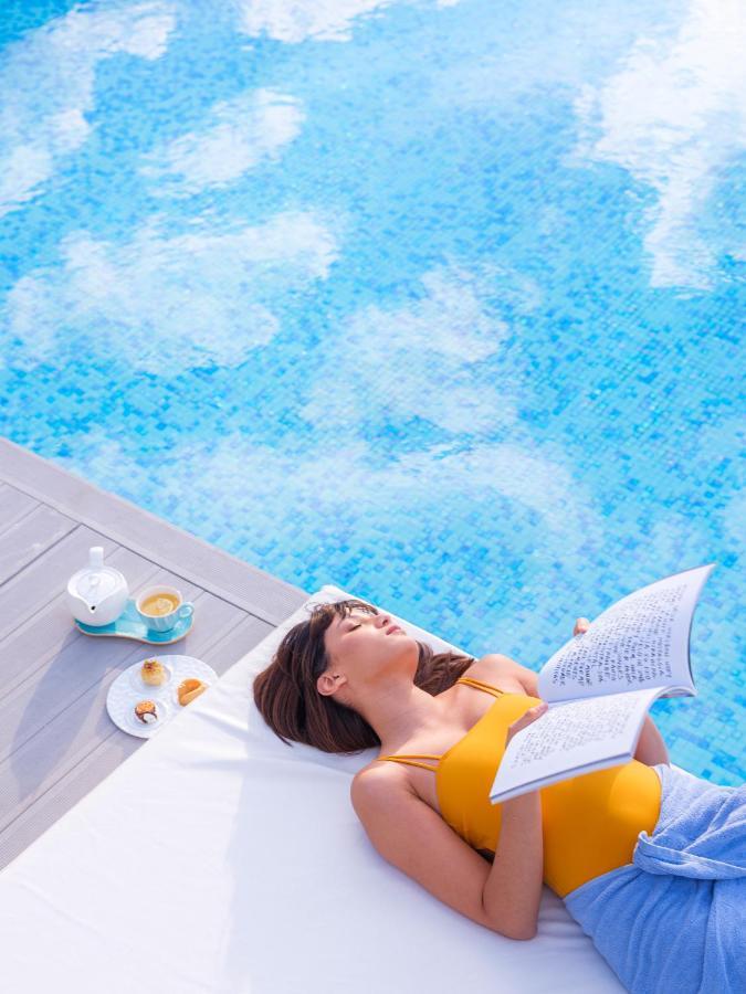 The View Bouznika Hotel Buitenkant foto A woman sunbathing