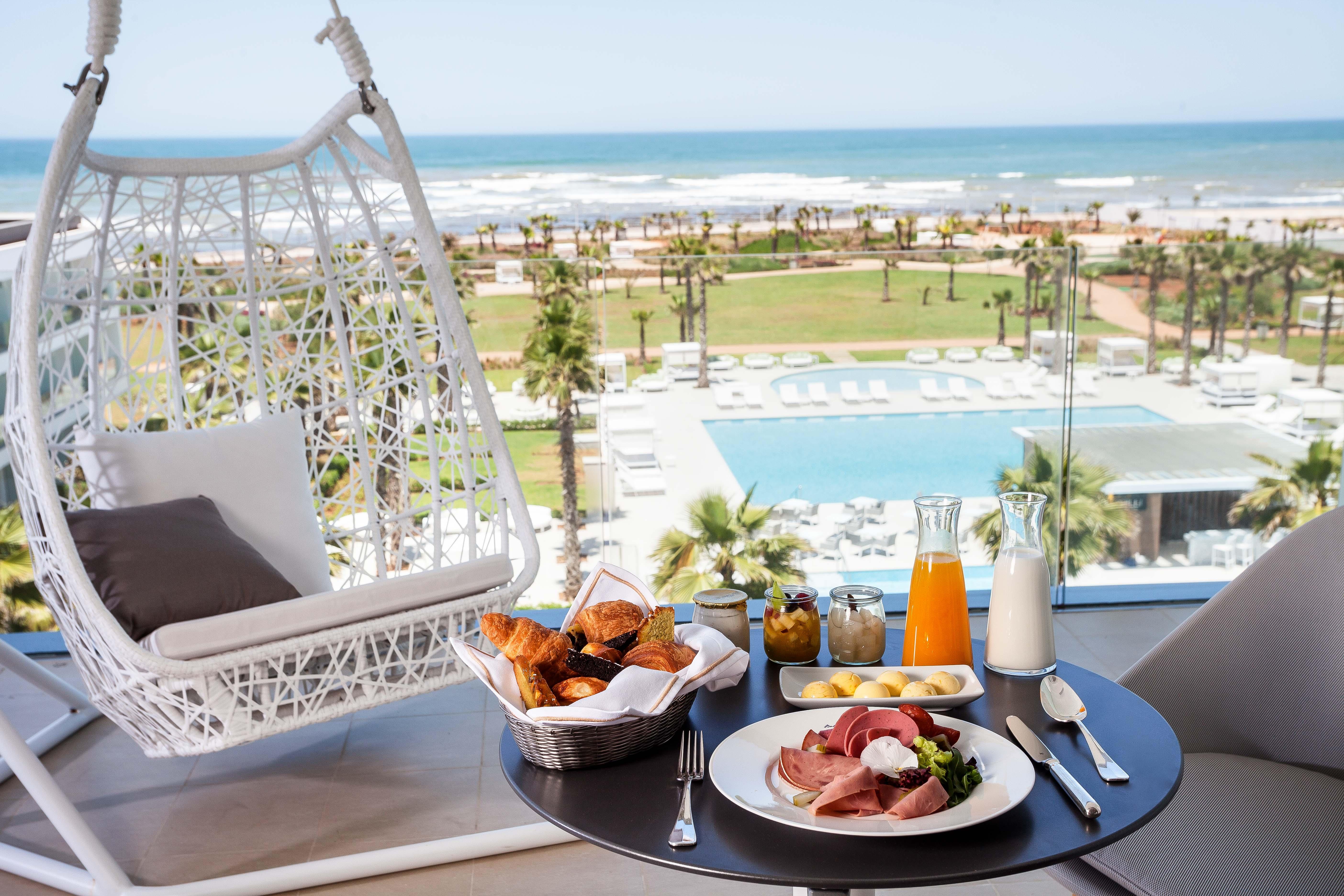 The View Bouznika Hotel Buitenkant foto Breakfast at a hotel