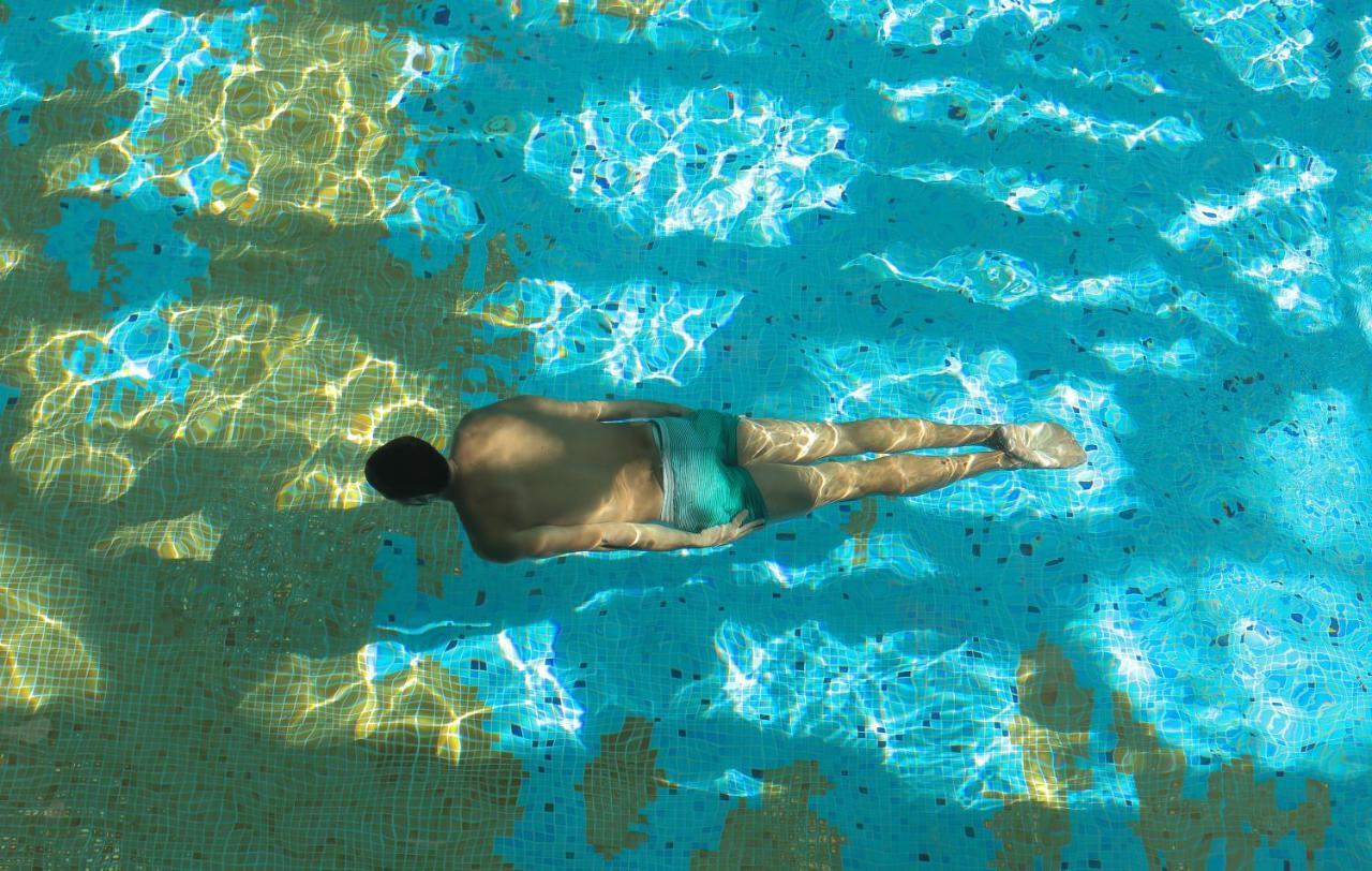 The View Bouznika Hotel Buitenkant foto A swimmer in a pool